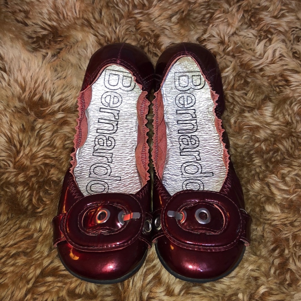 BERNARDO flats with buckle Size 6M